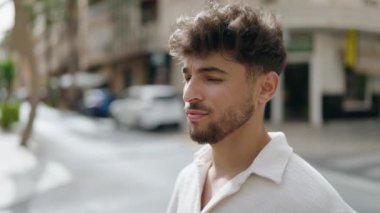 Sokakta duran rahat yüzlü genç Arap adam.