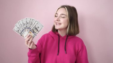 Genç sarışın kadın gülümsüyor. Kendine güveni tamdır.