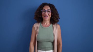 Orta yaşlı İspanyol kadın baş parmak hareketi yapıyor.