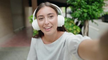 Genç, güzel, İspanyol bir kadın gülümsüyor.