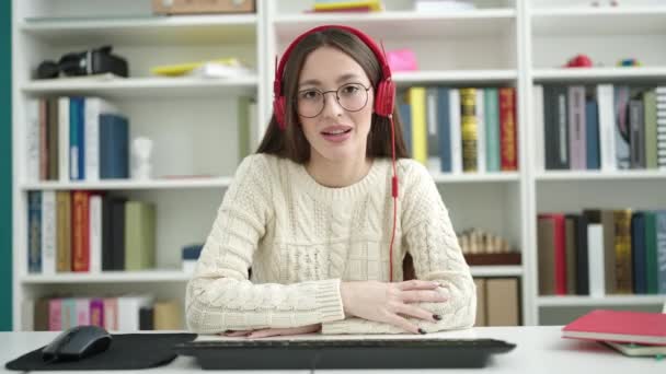 Joven Hermosa Mujer Hispana Estudiante Sonriendo Confiada Teniendo Videollamada Universidad — Vídeos de Stock