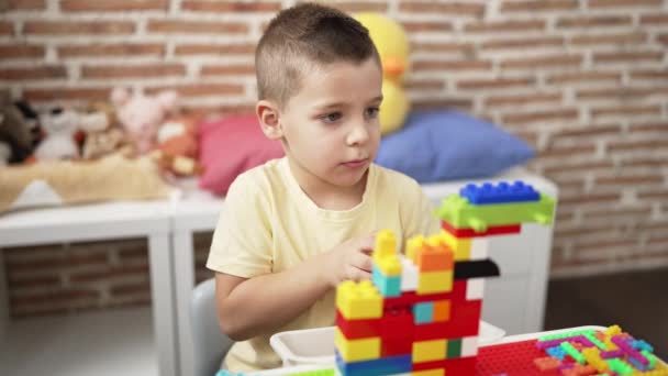 Liebenswertes Kleinkind Spielt Kindergarten Mit Bauklötzen Tisch — Stockvideo