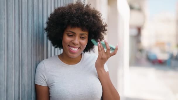 Młoda Afroamerykanka Uśmiecha Się Pewnie Słuchając Wiadomości Dźwiękowych Smartfona Ulicy — Wideo stockowe