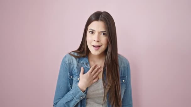 Jonge Mooie Latino Vrouw Staan Met Vrolijke Uitdrukking Geïsoleerde Roze — Stockvideo
