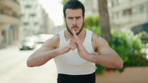 Ung Latinamerikan Karate Fighter Gör Strid Salut Parken — Stockvideo