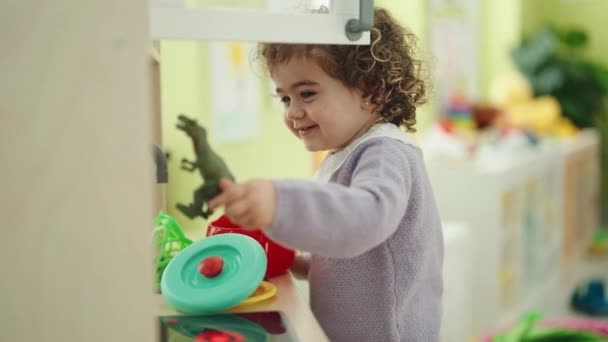 Liebenswertes Hispanisches Mädchen Spielt Mit Spielküche Kindergarten — Stockvideo