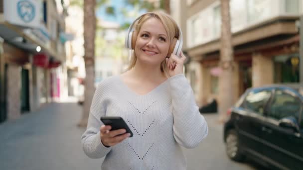 Young Blonde Woman Smiling Confident Listening Music Dancing Street — Wideo stockowe