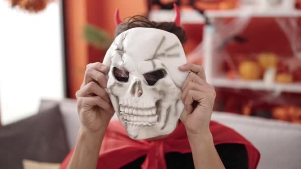 Jovem Hispânico Homem Vestindo Diabo Traje Ter Halloween Festa Casa — Vídeo de Stock