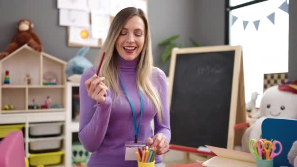 Молода Блондинка Вчителька Дошкільного Віку Посміхається Впевнено Маючи Урок Кольору — стокове відео