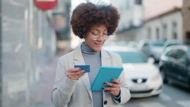 非洲裔美国妇女在街上使用触摸板和信用卡 — 图库视频影像
