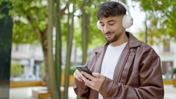 Jeune Homme Arabe Souriant Confiant Écoutant Musique Dansant Parc — Video