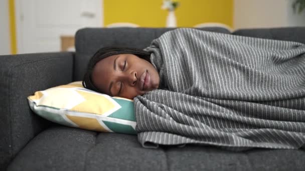 Mujer Africana Acostada Sofá Durmiendo Casa — Vídeos de Stock