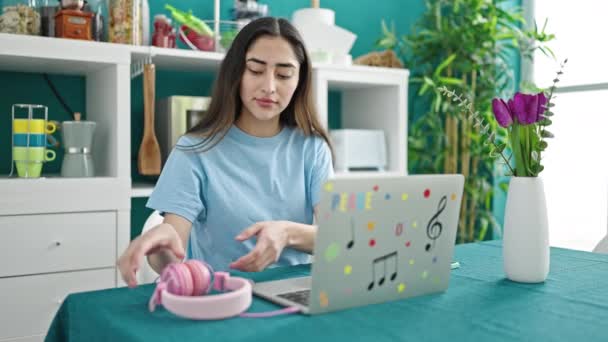 Ung Vacker Latinamerikansk Kvinna Använder Laptop Och Hörlurar Studerar Matsal — Stockvideo
