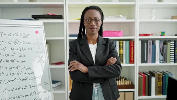 Αφρο Αμερικανίδα Δασκάλα Χαμογελά Αυτοπεποίθηση Στέκεται Στην Τάξη Του Πανεπιστημίου — Αρχείο Βίντεο