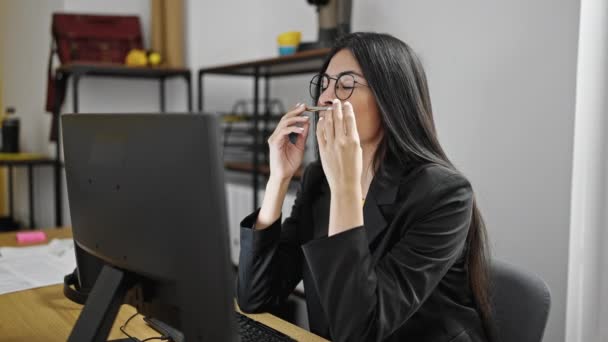 Genç Güzel Spanyol Kadını Bilgisayar Kullanıyor Burnuna Kalem Takıyor — Stok video