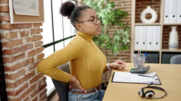 年轻的非洲裔美国女商人在办公室背痛 — 图库视频影像