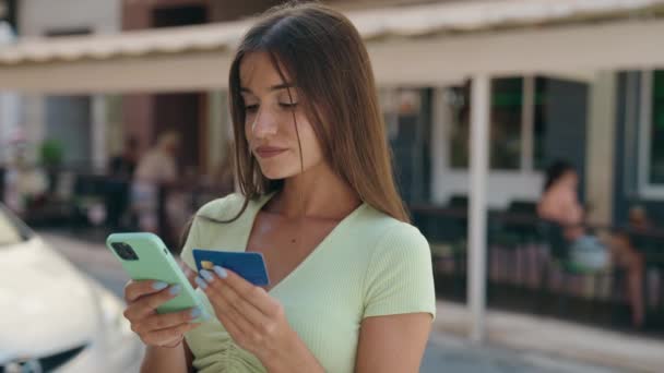 Νέα Όμορφη Ισπανόφωνη Γυναίκα Χρησιμοποιώντας Smartphone Και Πιστωτική Κάρτα Στο — Αρχείο Βίντεο