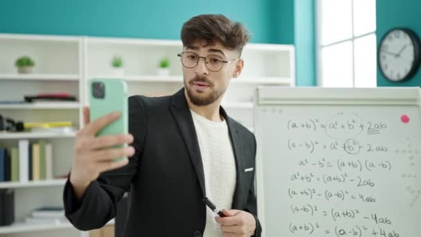 在大学课堂上 年轻的Arab男教师用智能手机教授在线数学课 — 图库视频影像