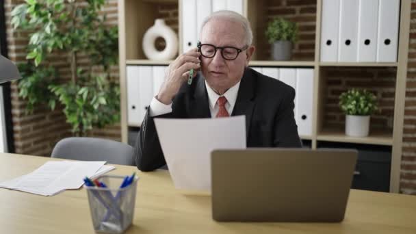 Senior Business Mitarbeiter Liest Dokument Telefon Büro — Stockvideo