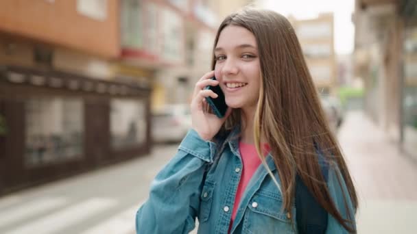 Urocza Studentka Rozmawia Przez Smartfona Ulicy — Wideo stockowe
