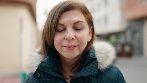 Mujer Mediana Edad Sonriendo Confiada Pie Calle — Vídeos de Stock
