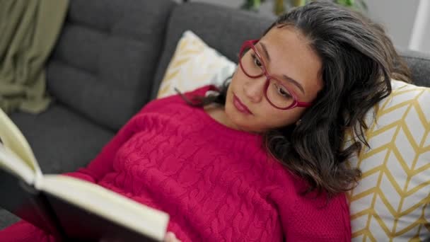 아름다운 스페인 집에서 소파에서 자느라 피곤해 — 비디오