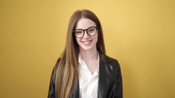 Młoda Blondynka Uśmiecha Się Pewnie Robiąc Gest Pocałunku Odizolowanym Żółtym — Wideo stockowe