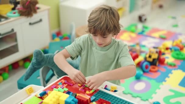 Liebenswerter Kaukasischer Junge Spielt Kindergarten Mit Bauklötzen Tisch — Stockvideo