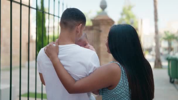 Hispanische Familie Lächelt Zuversichtlich Und Hält Baby Auf Der Straße — Stockvideo