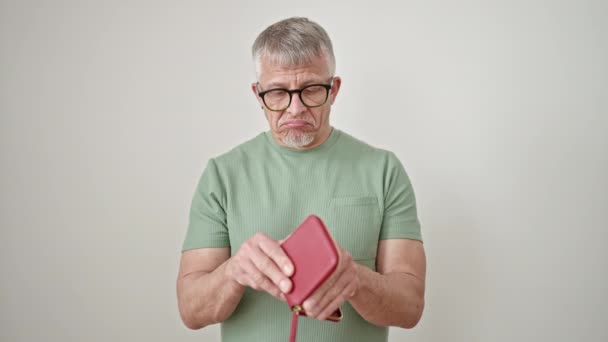 Hombre Pelo Gris Mediana Edad Mostrando Una Cartera Vacía Sobre — Vídeo de stock