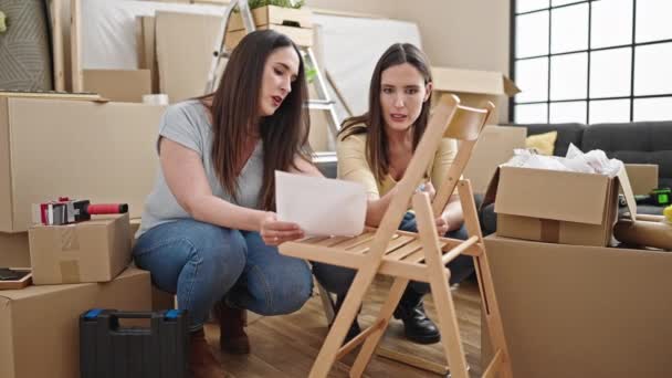 Две Женщины Ремонтируют Кресло Новом Доме — стоковое видео