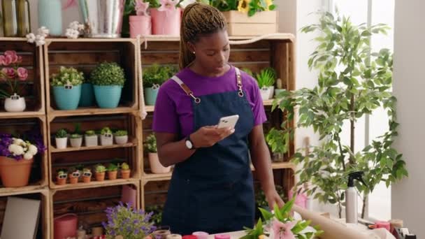 Afrikansk Amerikansk Kvinna Florist Göra Foto Till Blomma Med Smartphone — Stockvideo