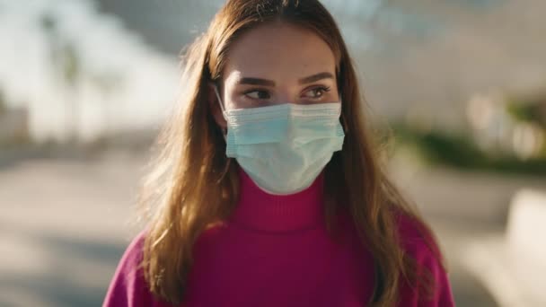 Young Blonde Woman Wearing Medical Mask Street — Vídeo de stock