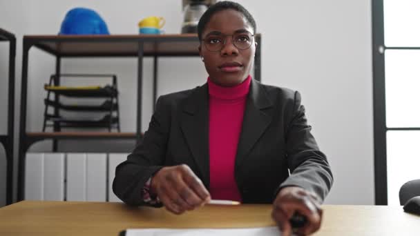 아프리카 미국인 사업가 사무실에서 계약을 테이블에 — 비디오
