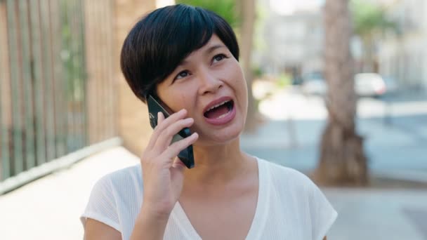 Μέση Ηλικία Κινεζική Γυναίκα Χαμογελά Αυτοπεποίθηση Μιλώντας Στο Smartphone Στο — Αρχείο Βίντεο