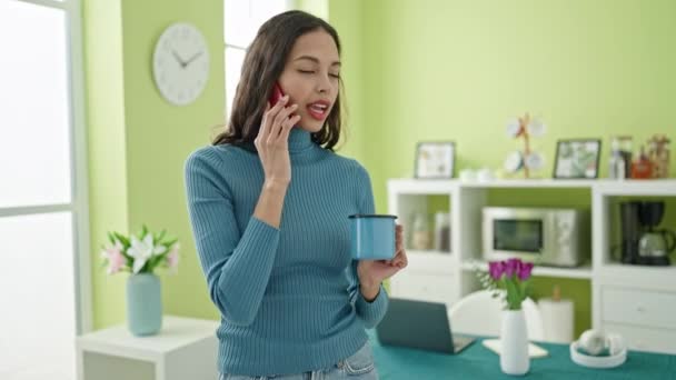 Genç Güzel Spanyol Bir Kadın Akıllı Telefonda Konuşuyor Evde Kahve — Stok video