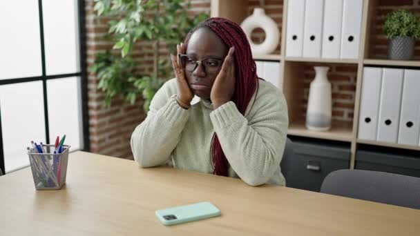 Mulher Africana Com Cabelo Trançado Trabalhando Sofrimento Por Dor Cabeça — Vídeo de Stock