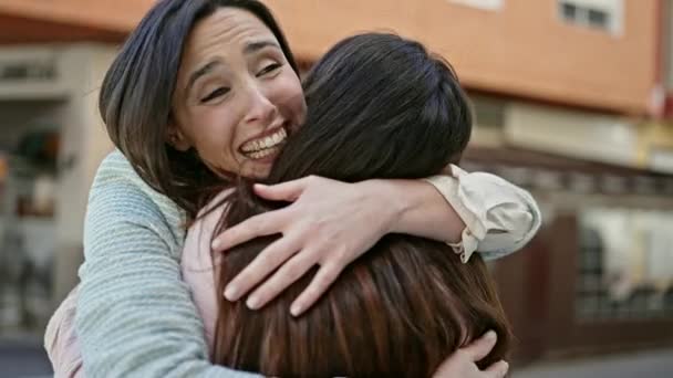 Dwie Kobiety Przytulające Się Tarasie Kawiarni — Wideo stockowe