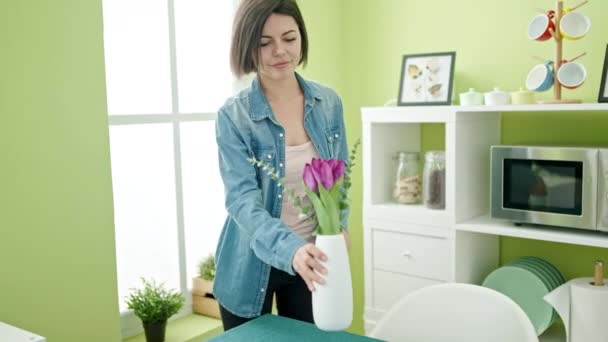Jonge Kaukasische Vrouw Glimlachen Zelfverzekerde Decoreren Tafel Thuis — Stockvideo