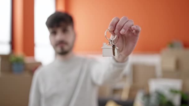 Jovem Hispânico Sorrindo Confiante Segurando Novas Chaves Casa Nova Casa — Vídeo de Stock