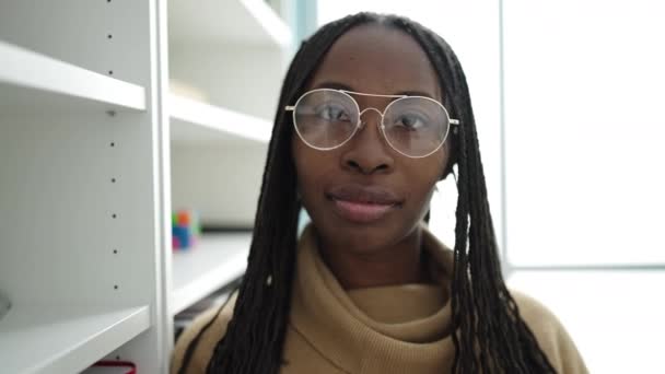 Mujer Africana Sonriendo Confiada Universidad Biblioteca — Vídeo de stock