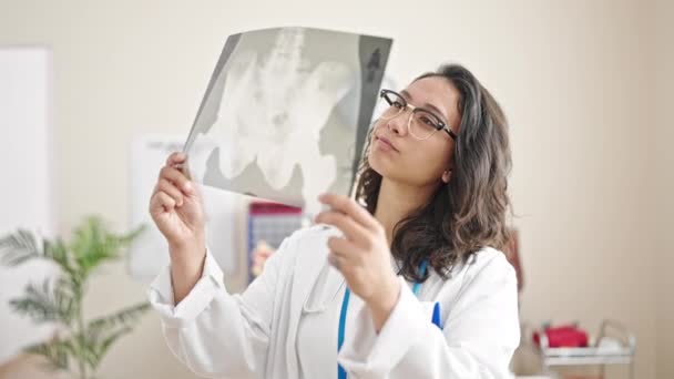 Junge Schöne Hispanische Ärztin Sucht Röntgenaufnahme Klinik — Stockvideo