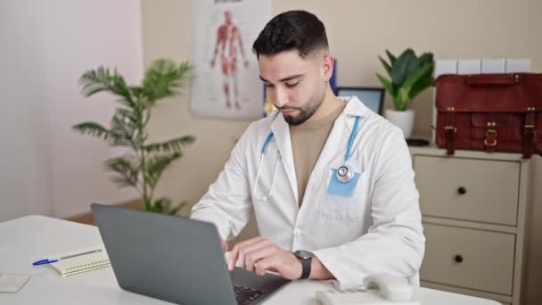 Mladý Arab Muž Lékař Pomocí Notebooku Pracuje Klinice — Stock video