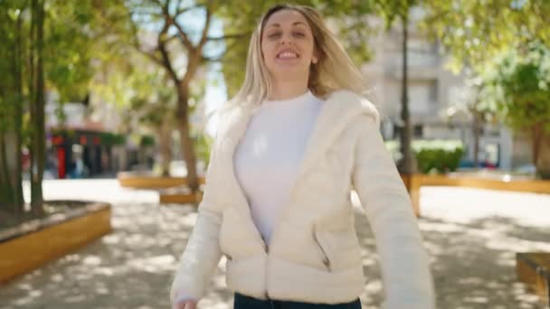 Mladá Žena Usměvavá Sebevědomá Chůze Otočit Parku — Stock video