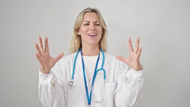 年轻的金发女医生对孤立的白人背景感到愤怒和压力 — 图库视频影像