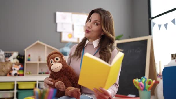 Junge Schöne Hispanische Vorschullehrerin Liest Kindergarten Aus Märchenbuch — Stockvideo