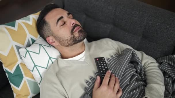Mladý Hispánec Muž Drží Dálkové Ovládání Ležící Pohovce Spí Doma — Stock video
