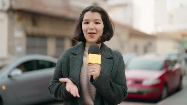 Jovem Repórter Menina Hispânica Trabalhando Usando Microfone Rua — Vídeo de Stock