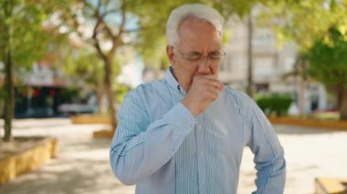 Park 'ta öksüren son sınıf öğrencisi.