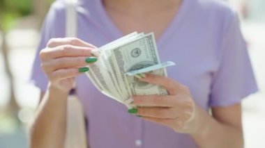 Sokakta dolar sayan genç, güzel İspanyol kadın.